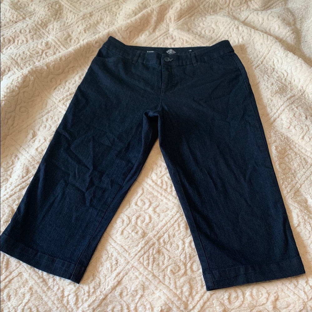 NWOT St John’s Bay Blue Jean Capris